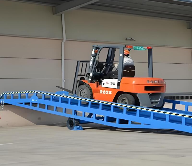 老街街道移动式卸货平台（叉车用）